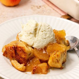 Cinnamon-roll-apple-cobbler-featured