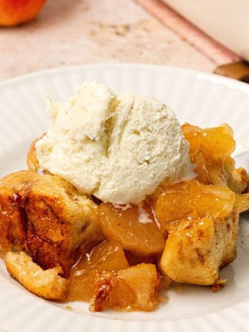 Cinnamon-roll-apple-cobbler-featured